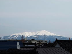 3月に事務所の窓から撮影した春の鳥海山
